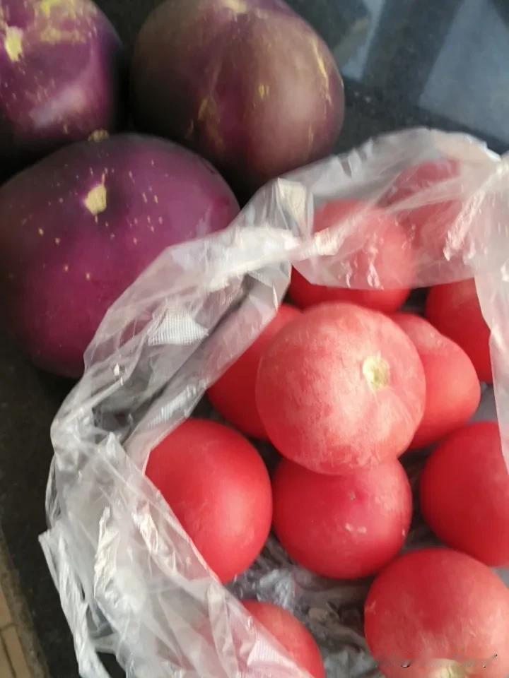 昨天去超市买菜被直接惊到，菜价便宜到不敢信！紫莹莹的茄子才0.25一斤，红彤彤