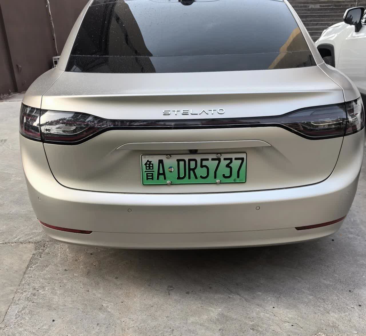 这是款啥牌子的车，第一次见，特别是后视镜更是特别，有认识的朋友吗？
