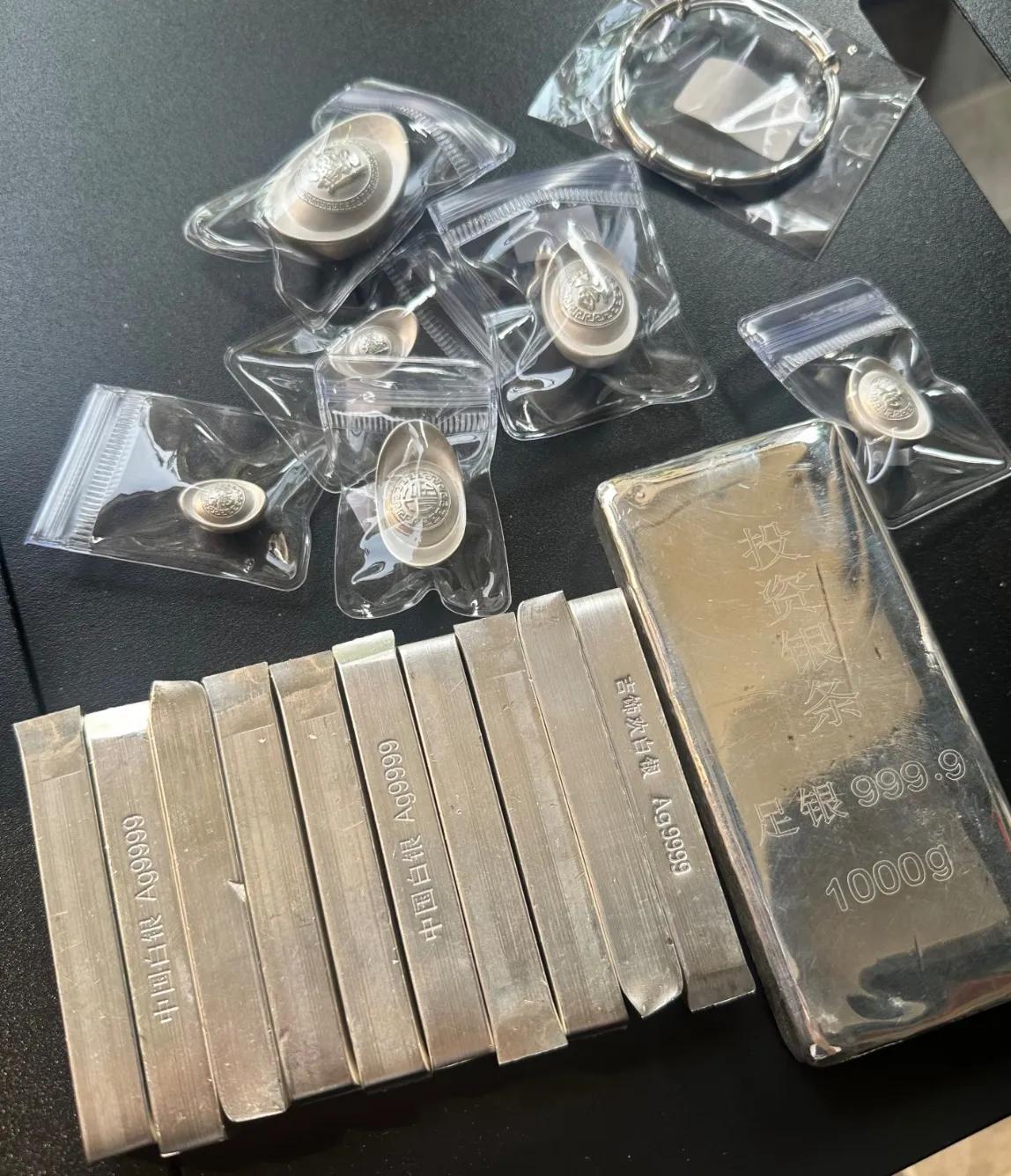 现在买白银的，估计都懵了！不是银价跌得狠，而是以前抢着囤货的人，现在金店银
