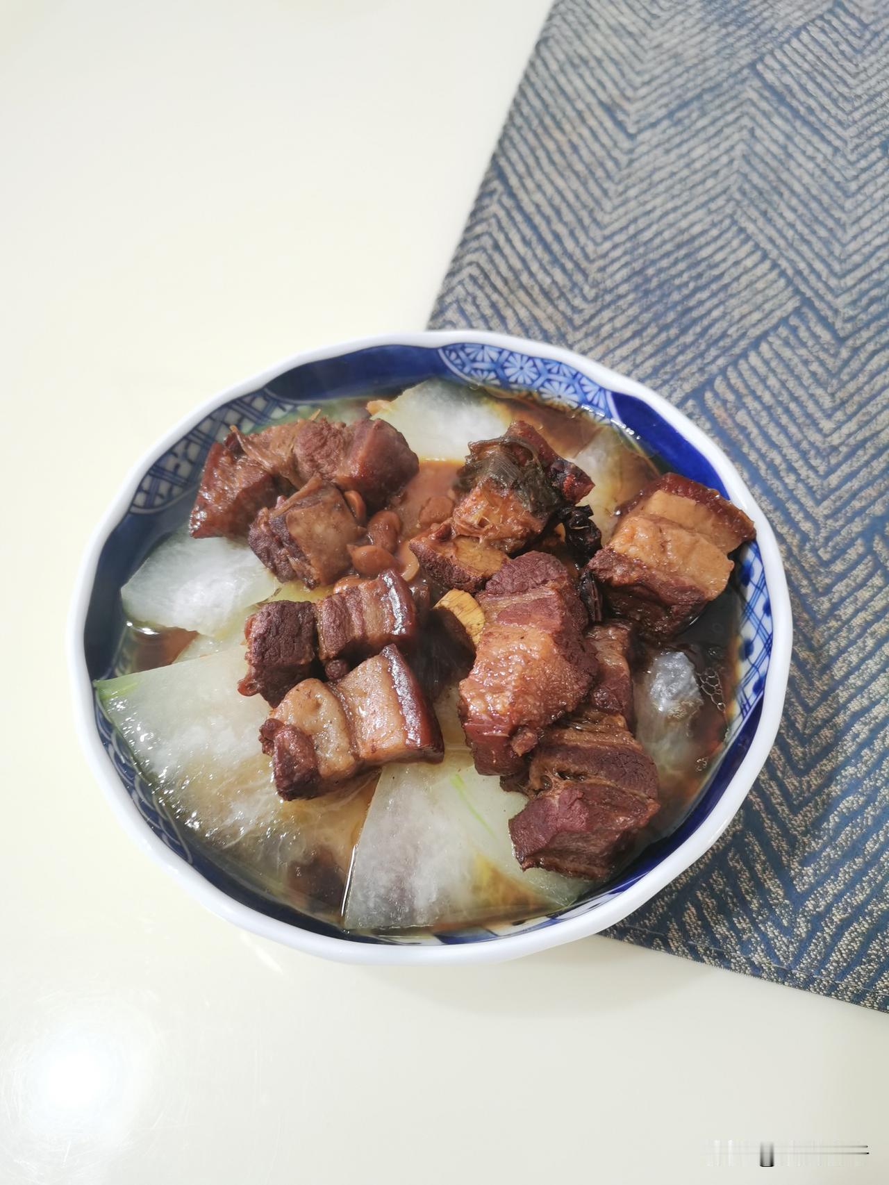 食堂包子皮薄馅少，室友咬了一口没见肉馅，又咬大半口，只剩面皮。室友叹气：包子怕