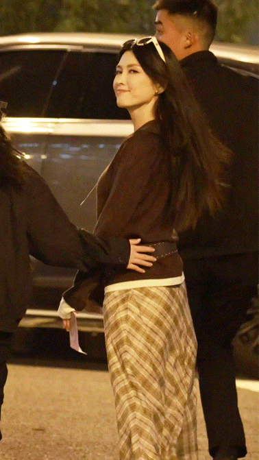 徐洁儿老来得粉谁能想到演了二十年戏的徐洁儿，现在才等来第一面应援旗。她去打卡应