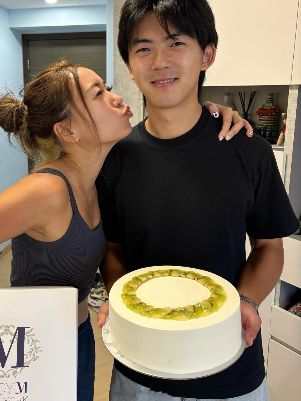 TVB旅游达人梁芷珮献吻贺长子22岁生日，儿子长相酷似郑伊健，港大毕业两度入选港