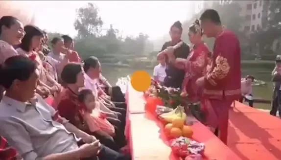 新娘给公公敬茶时喊了5次爸，公公都没抬眼皮接，新娘看向老公，老公竟也没有帮忙的意