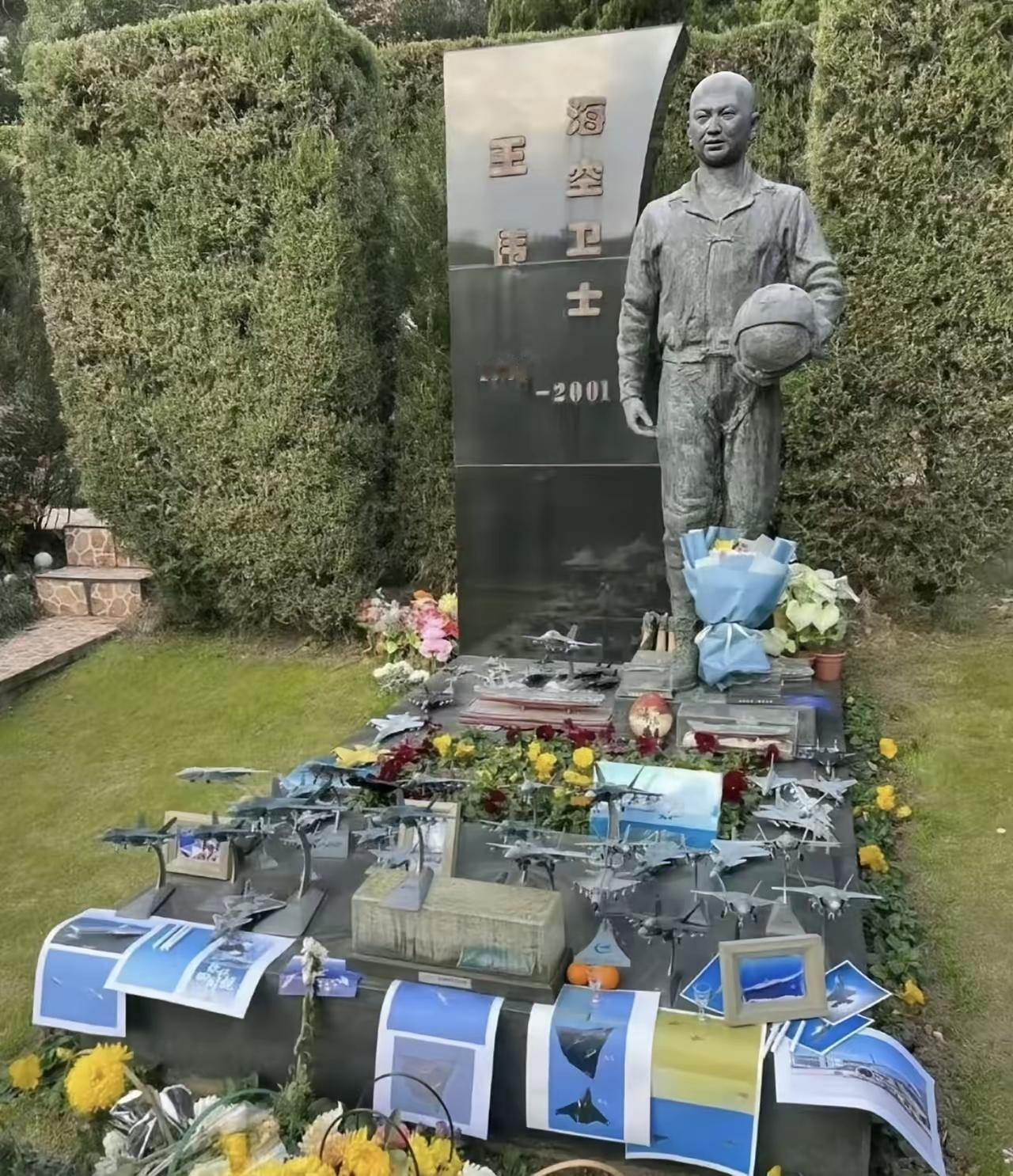 没想到牺牲23年的飞行员王伟，墓前连歼20、歼35的最新试飞照都堆成小山了？当年