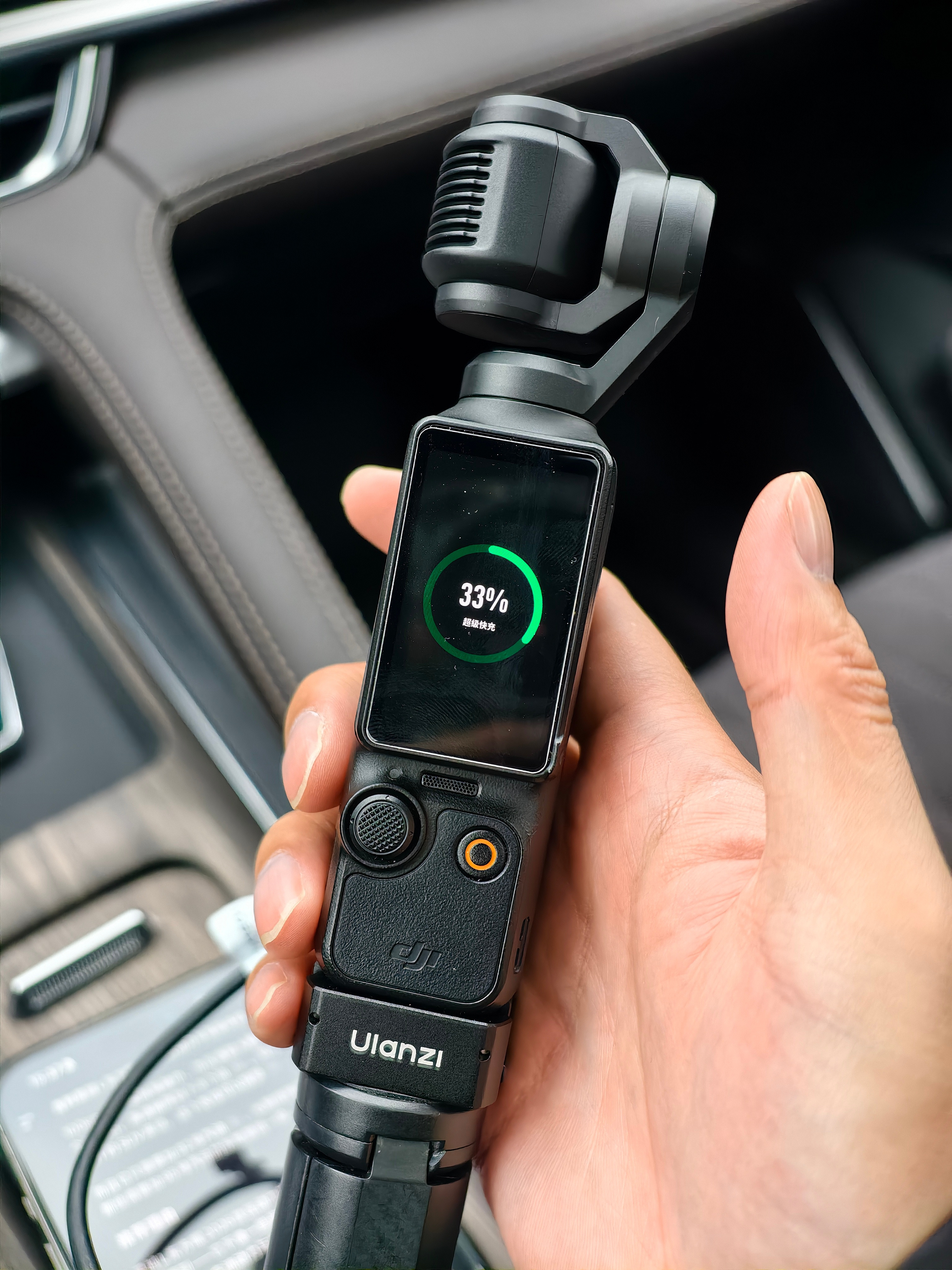 大疆的pocket3我没有买长续航手柄的原因就是这玩意支持快充充电贼快，十几分