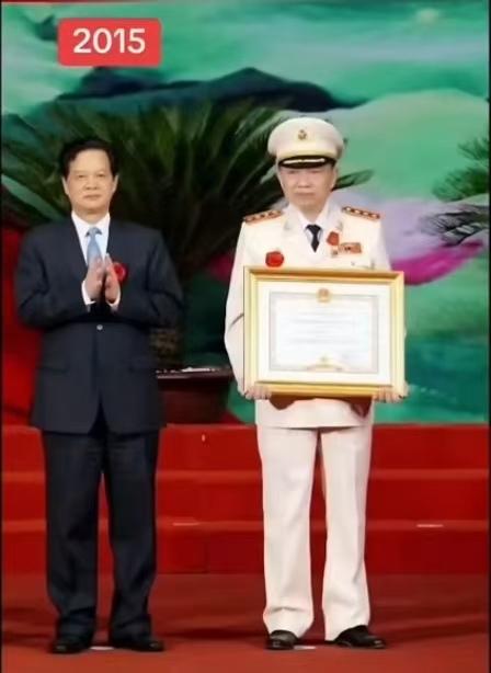 十年时光！苏林的角色就从接受者，变成颁发者！2015年，苏林一身白色制服，双