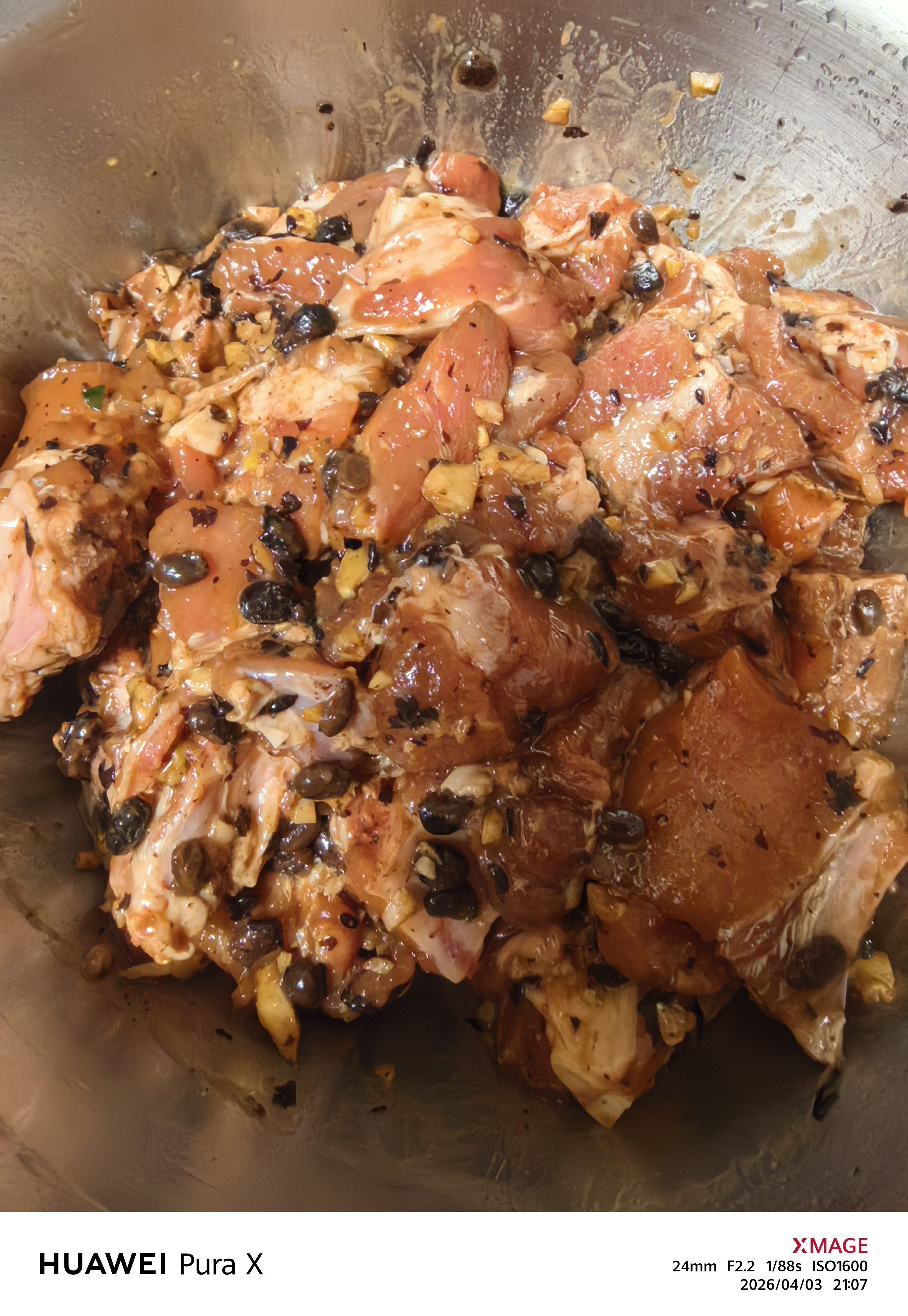 今晚做一道黑暗料理。外地人应该看不出来我这是啥菜吧？