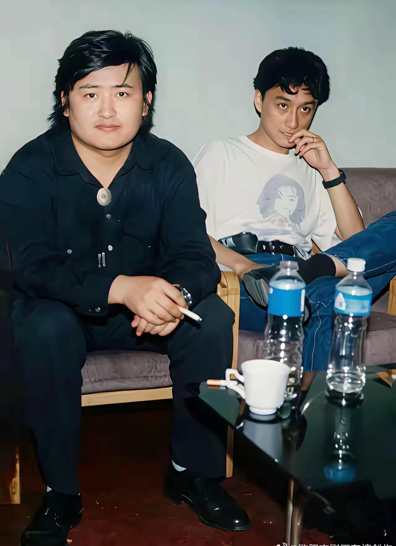 刘欢身旁的男生看着好眼熟，就是想不起名字。手是真好看