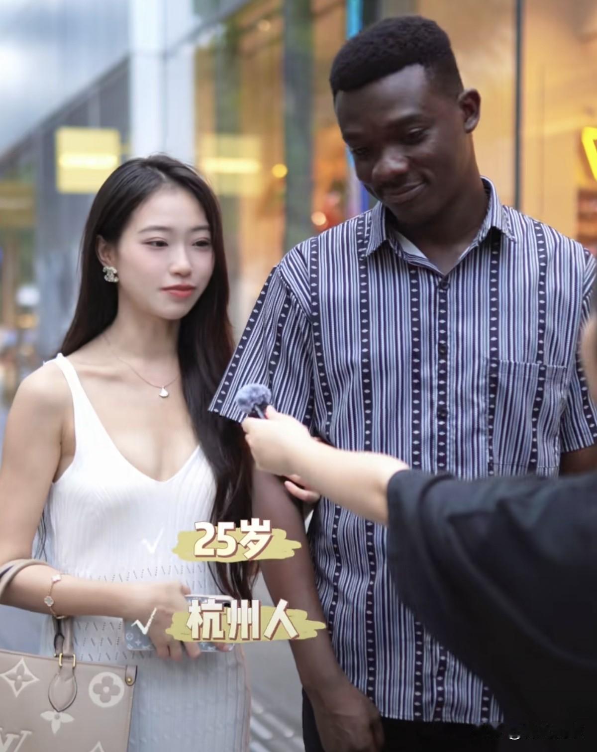找个黑人男朋友是一种什么体验？这个25岁杭州女孩抛弃中国男友找了黑人，嬉皮笑脸给