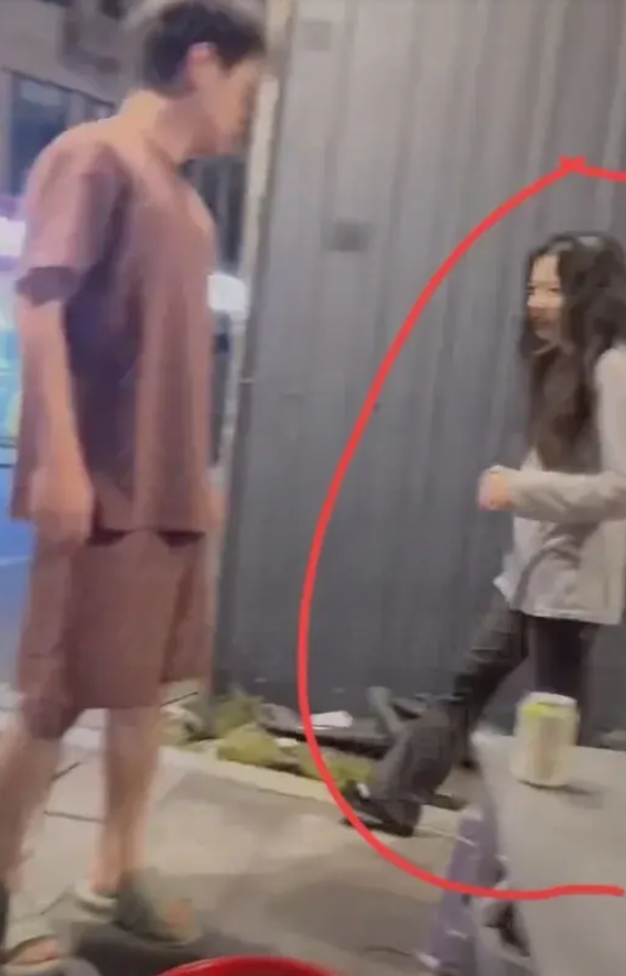 这像是在开玩笑吗？一女子莫名其妙围着一个六七岁的小孩追逐，另一名女子坐在旁边拍摄