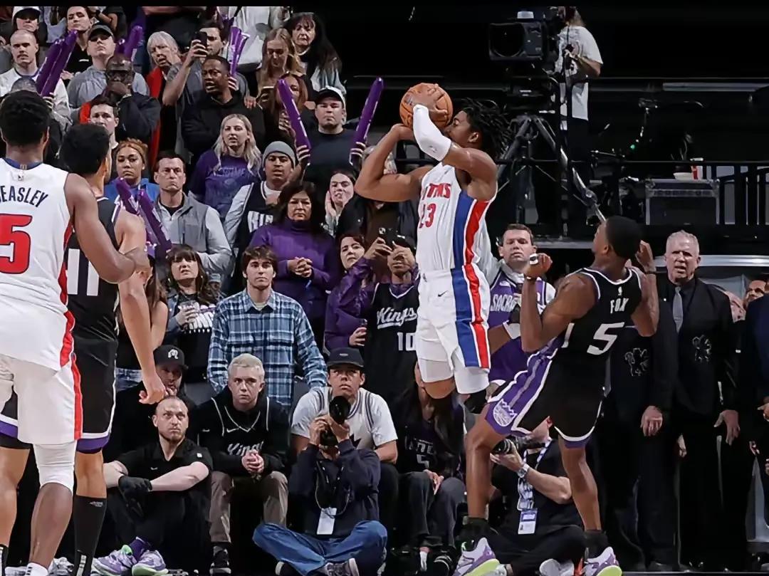 唉……现在NBA后卫的投射动作，都变成这样了吗？打过篮球的朋友都知道，在10年