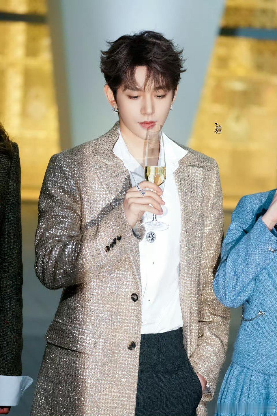 但凡是个正常人都分不清邓为的精修和生图，这颜值状态简直一模一样，感觉每次为子距离