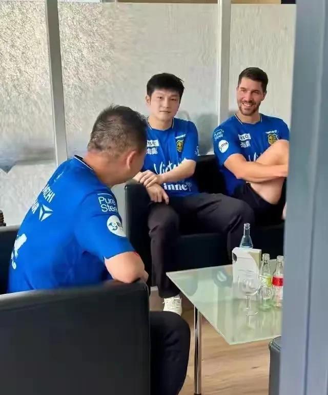 樊振东的德甲首次亮相说实话，连一束鲜花都没有。拍摄画面感觉空间很狭小。尤其是第二
