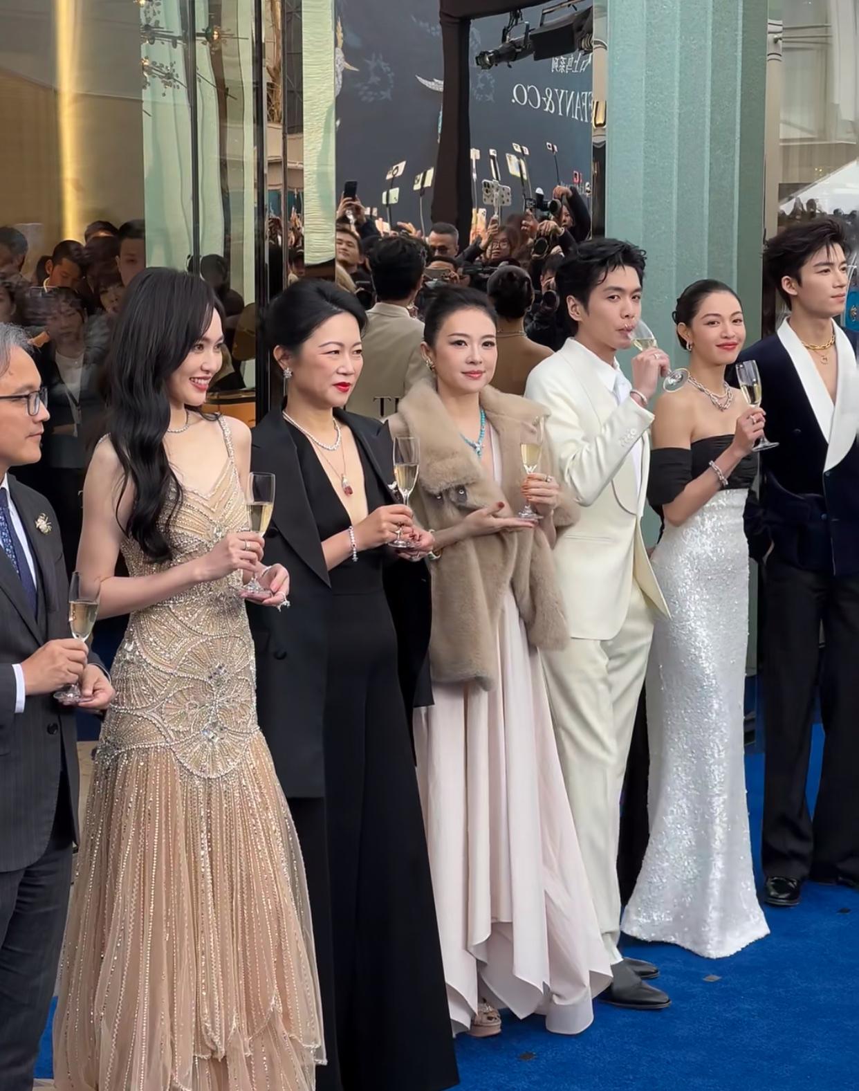 在章子怡面前，钟楚曦可不敢“抢c位”了，恨不得离八百米远，正应了那句老话“识时务