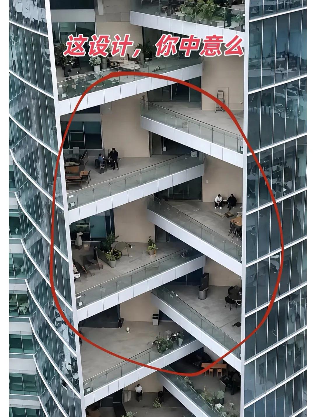 见过这么奇葩的大楼设计吗？内部阳台层层错位，一眼看过去直接头晕。造型很有创意