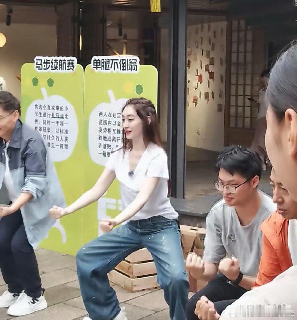49岁李小冉现身江苏，她真人好瘦，皮肤白到发光，看着太年轻了！​​​