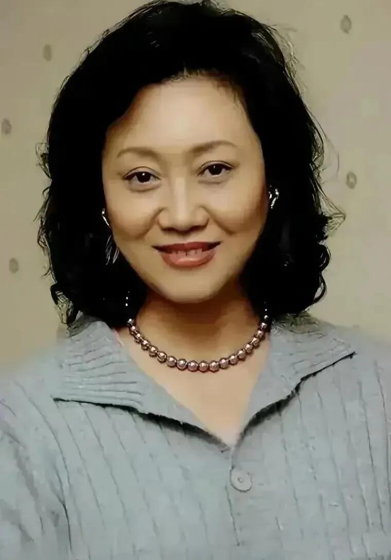 早些年的时候她的颜值不算难看，是标准的女演员长相，双眼皮高鼻梁，演技也是在线的，