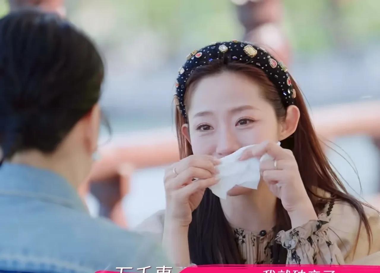 万千惠对主持人周洲说：“我一个月如果只直播两场的话，3个月后我就破产了，我成本太