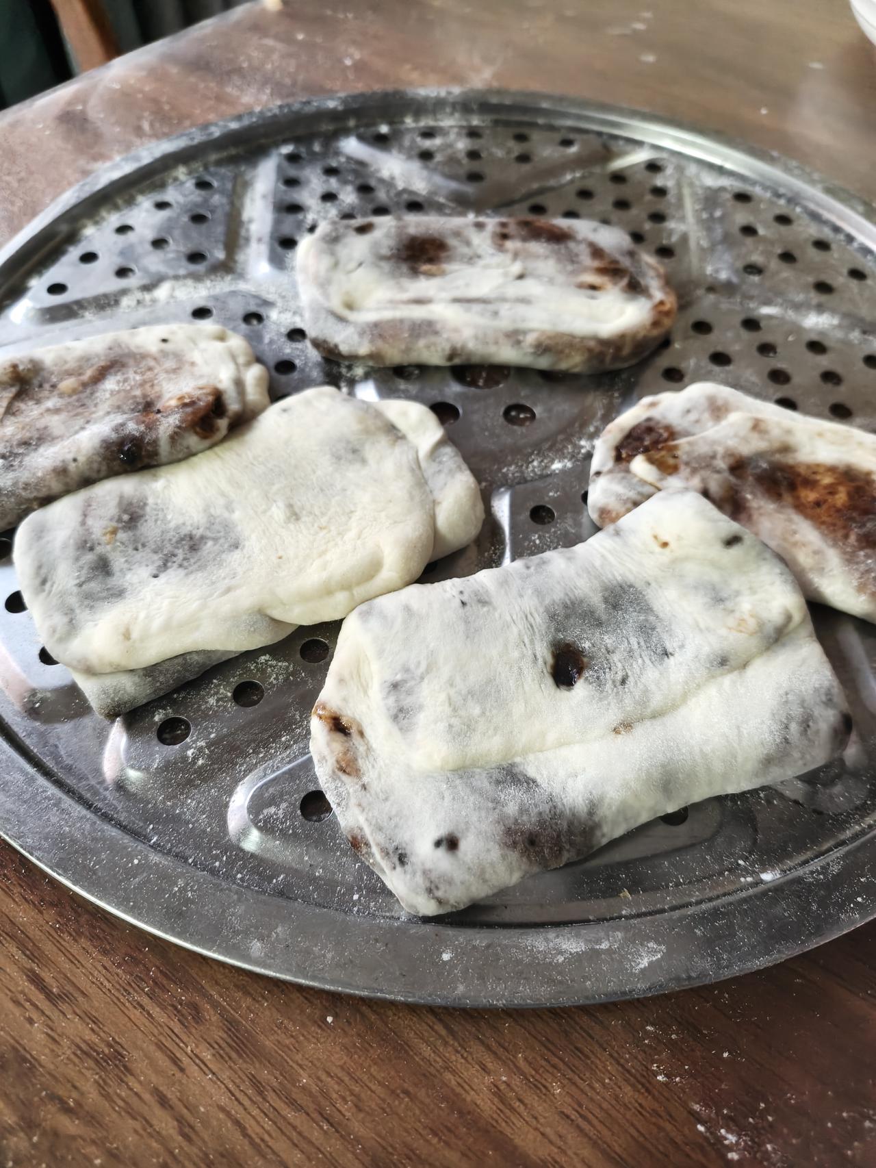 去内蒙旅游当地的红糖焙子特别好吃，昨天心血来潮自己动手做了一下，我是跟网上学的，