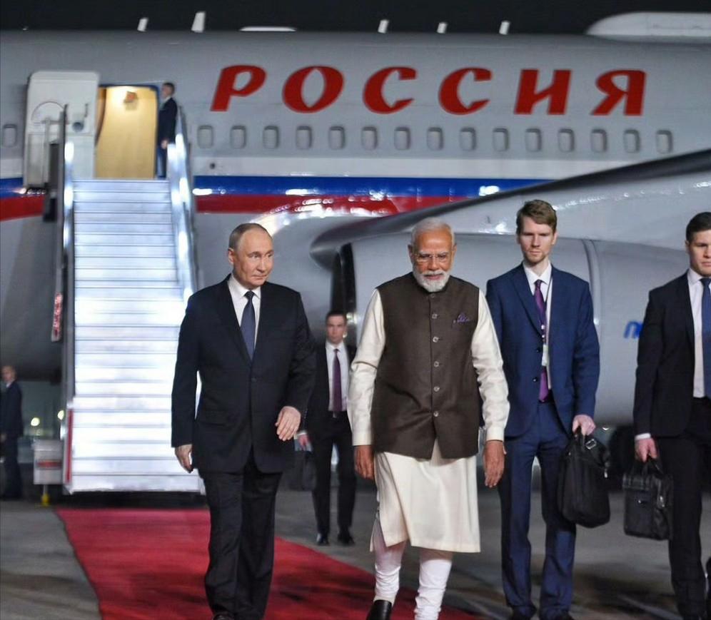 重磅！普京抵达印度后提及中国！现在的国际舞台上，中俄印三国的互相支撑格局，说