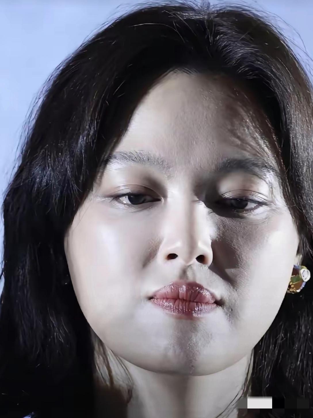 辛芷蕾高清怼脸拍：面若银盆，有些浮肿，唇似香肠，几无唇珠；皮肤稍显粗糙，眼睛略微