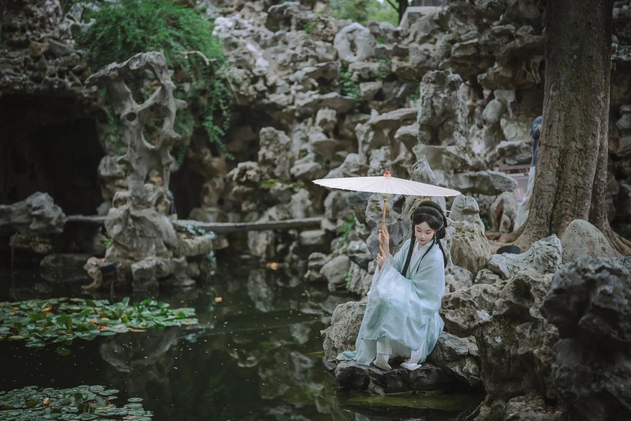 这组古风少女摄影，把园林的雅致与少女的古典美完美融合。画面里，青绿色的汉服飘逸灵