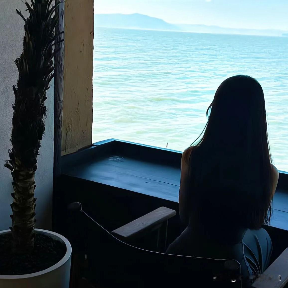 我曾问过一个男人：“男人会爱一个女人很久吗？”他的回答是：“不会，我的答案是