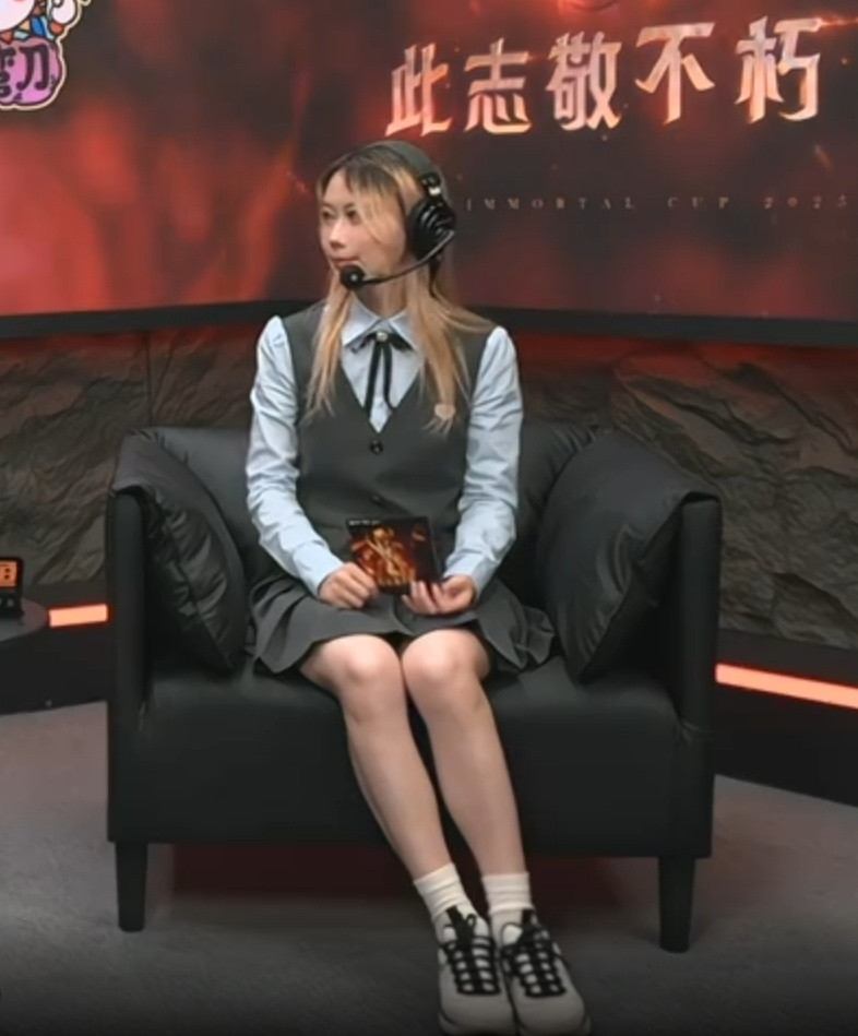 看老头杯主舞台远景还以为来了个新的女解说，切特写一看才发现是Yuno，不知道是灯