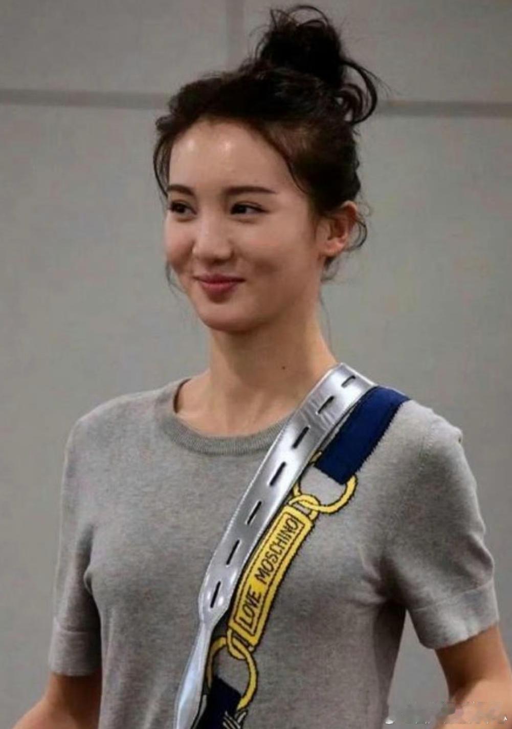 这是早期的金晨，脸上还是满满的胶原蛋白，五官柔和超级漂亮