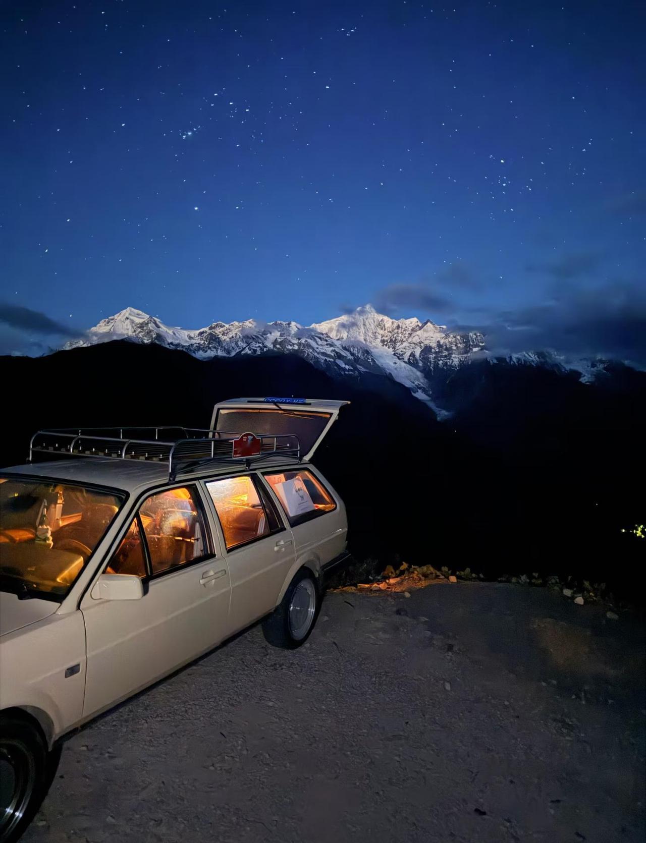 凌晨的梅里雪山🏔️其实日照金山前的梅里也很震撼！每年的十一月到第二年的四月