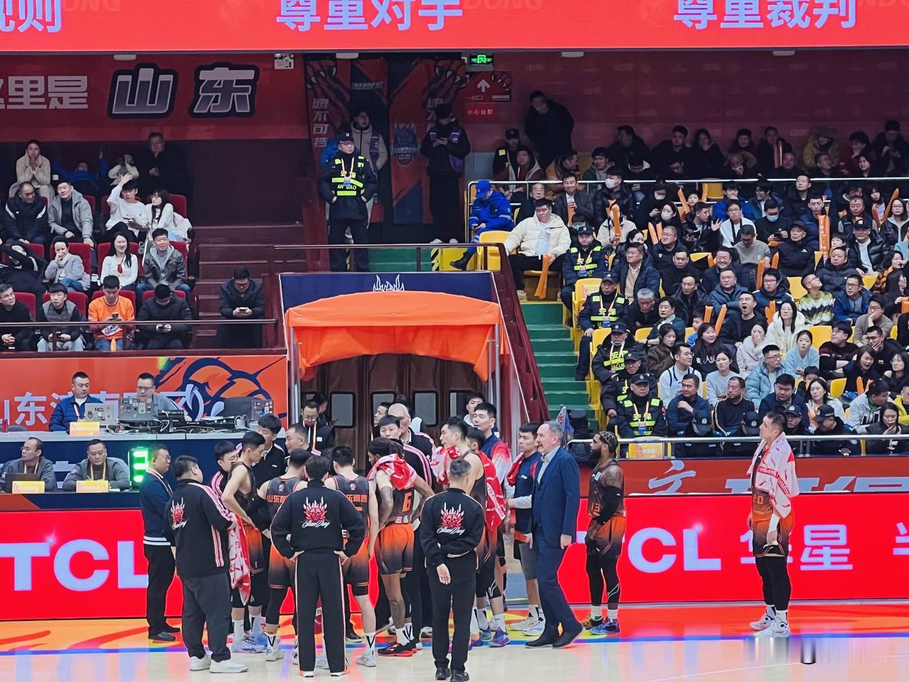 山东男篮的自我定位其实非常重要，个人觉得，山东队就是联盟一支八九十名的队伍，然后