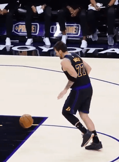 东契奇太搞笑了！扣个篮，从拿球开始就笑嘻了，一直到扣篮完成，自己笑的差点没使