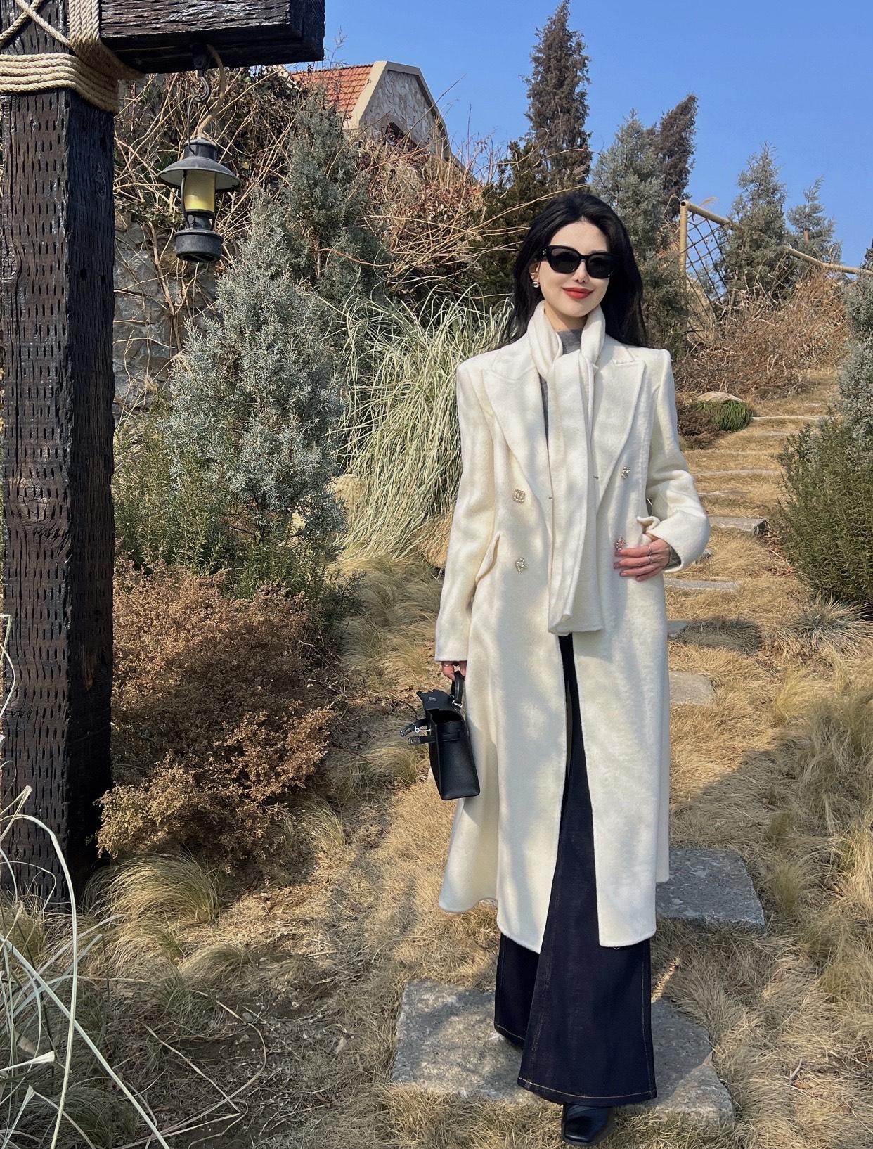 高级感穿搭，温柔风穿搭。冬日暖阳下，优雅的白色大衣与墨镜相得益彰，漫步在自然之中