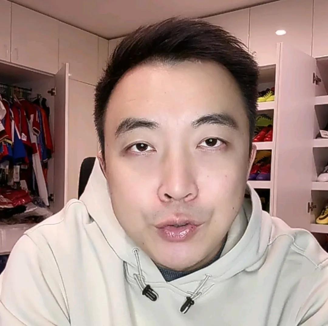 解说员袁甲爆了一个料。他表示，目前很多中超俱乐部存在虚报主场观赛上座人数的情况