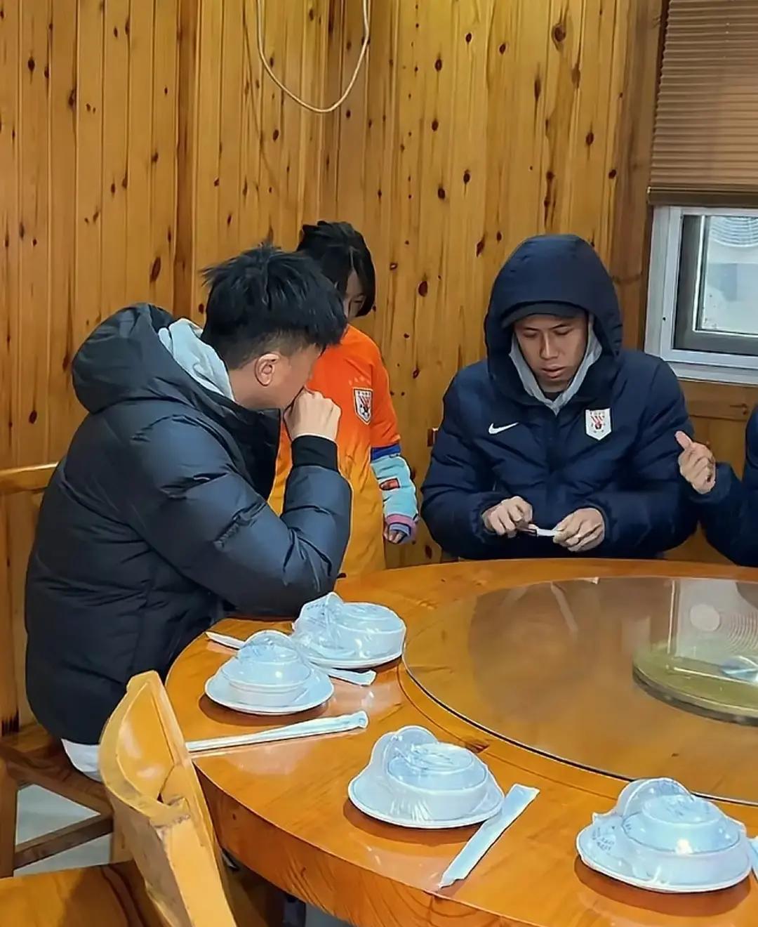 别盯着那几个外援了——山东泰山真正的大动作，藏在你没注意的名单里。他们压住