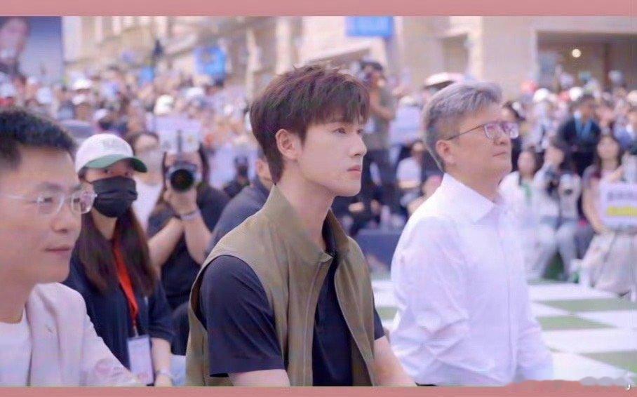 李昀锐武汉妈呀小林今天在武汉的线下活动这么多人！！！​​​