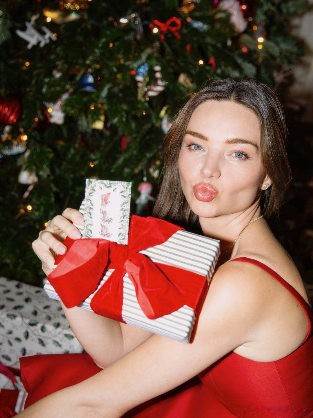 mirandakerr米兰达可儿分享圣诞照，论氛围感还得是圣诞红🍷