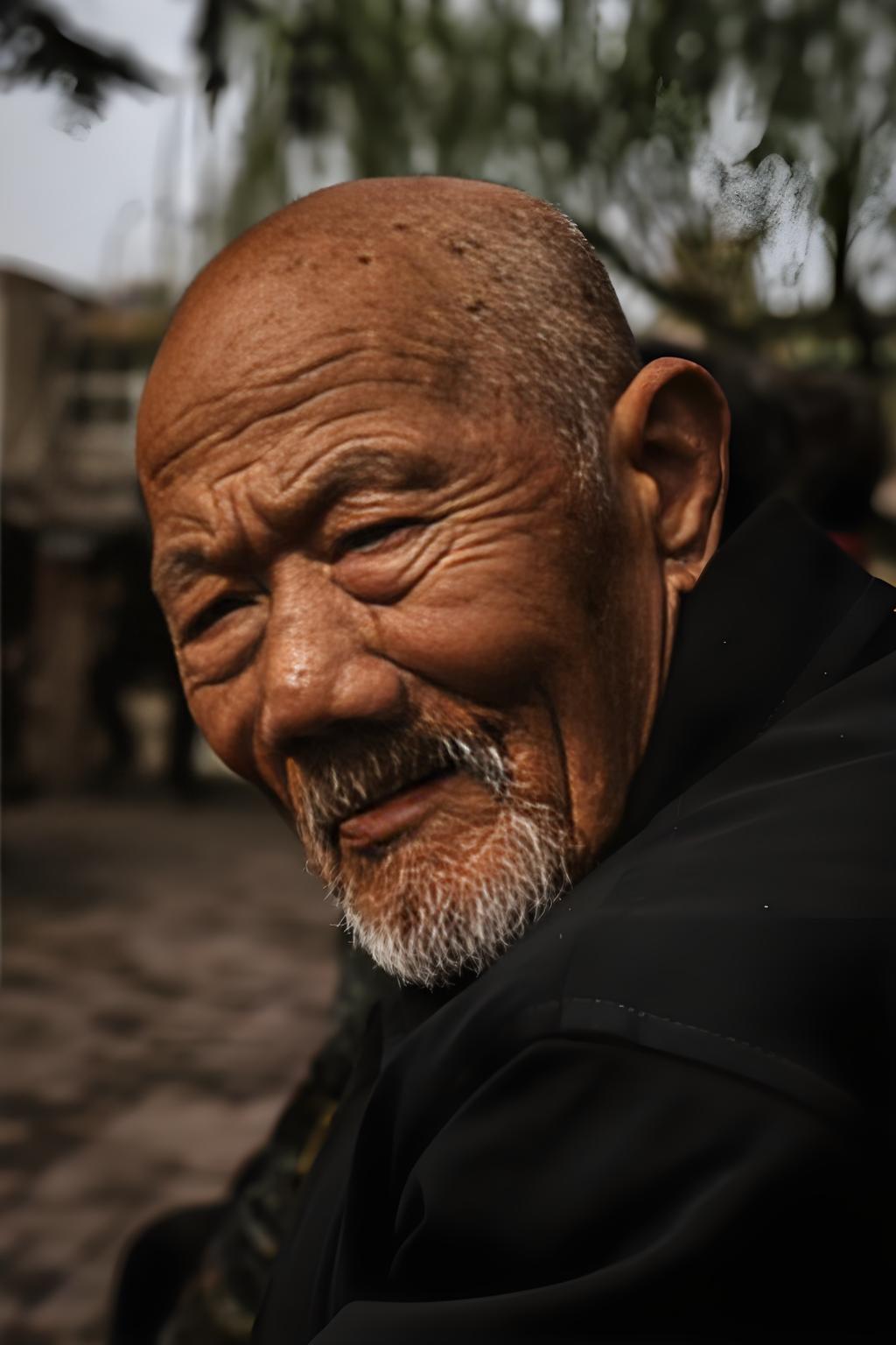 老父生病，我送他住院。在医院走廊里，遇见一个熟人，正搀着他八十多岁的老父亲慢慢走