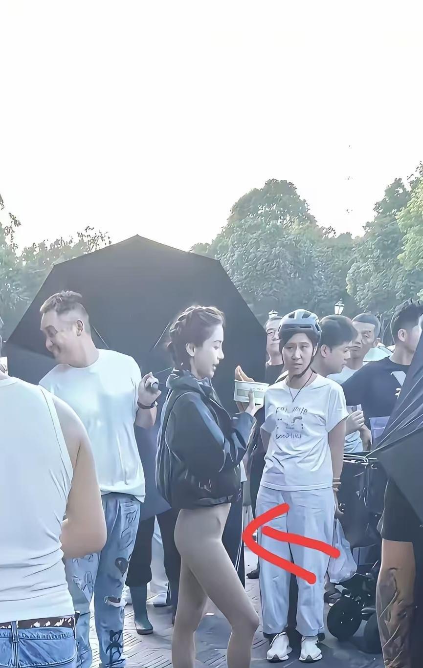 杨颖穿瑜伽裤上街，小腹没修，火了。不是因为多瘦，是因为她没躲。品牌没喊“产后