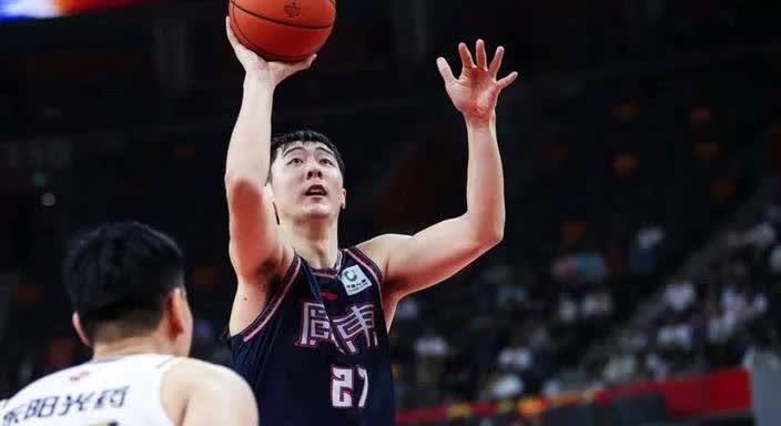 青岛男篮已正式向广东男篮对中锋张明池提出报价。因为青岛男篮的主力中锋杨瀚森成功进