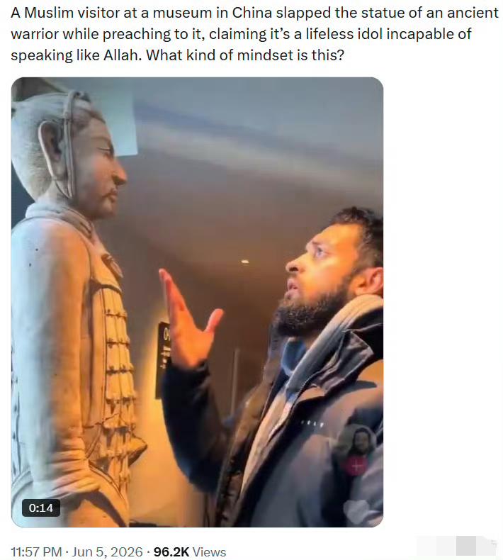 一个外国游客用手扇了武士雕像中国某博物馆，一名外籍男子对着雕像唱着奇奇怪怪的曲
