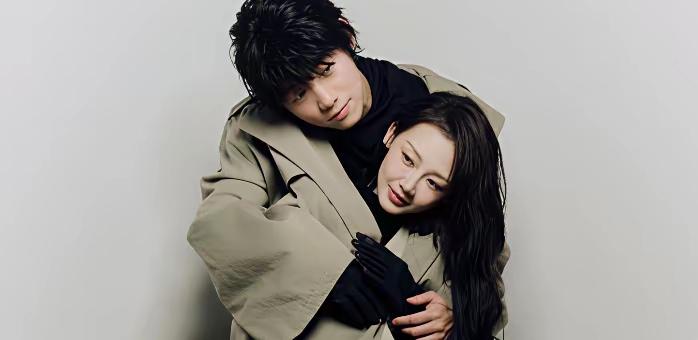 看了郑恺苗苗三年抱仨的新闻，评论区全是“神仙爱情”“身体素质绝了”，但我坐月子的