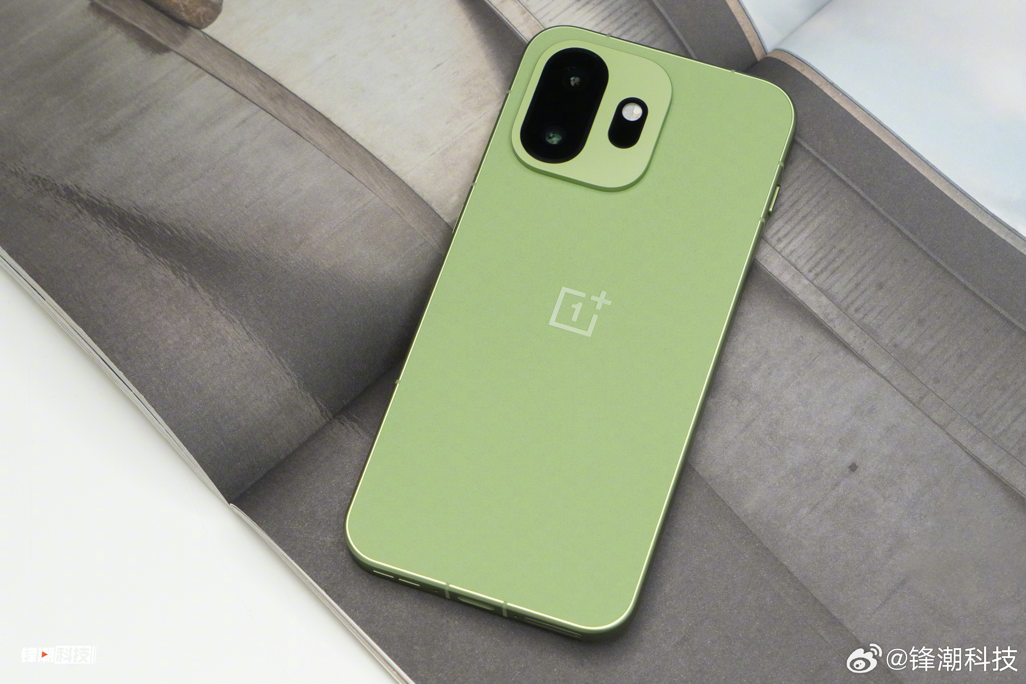 一加15T「松弛抹茶」配色，真机实拍。你们觉得这次外观颜值如何？问了下，说是线