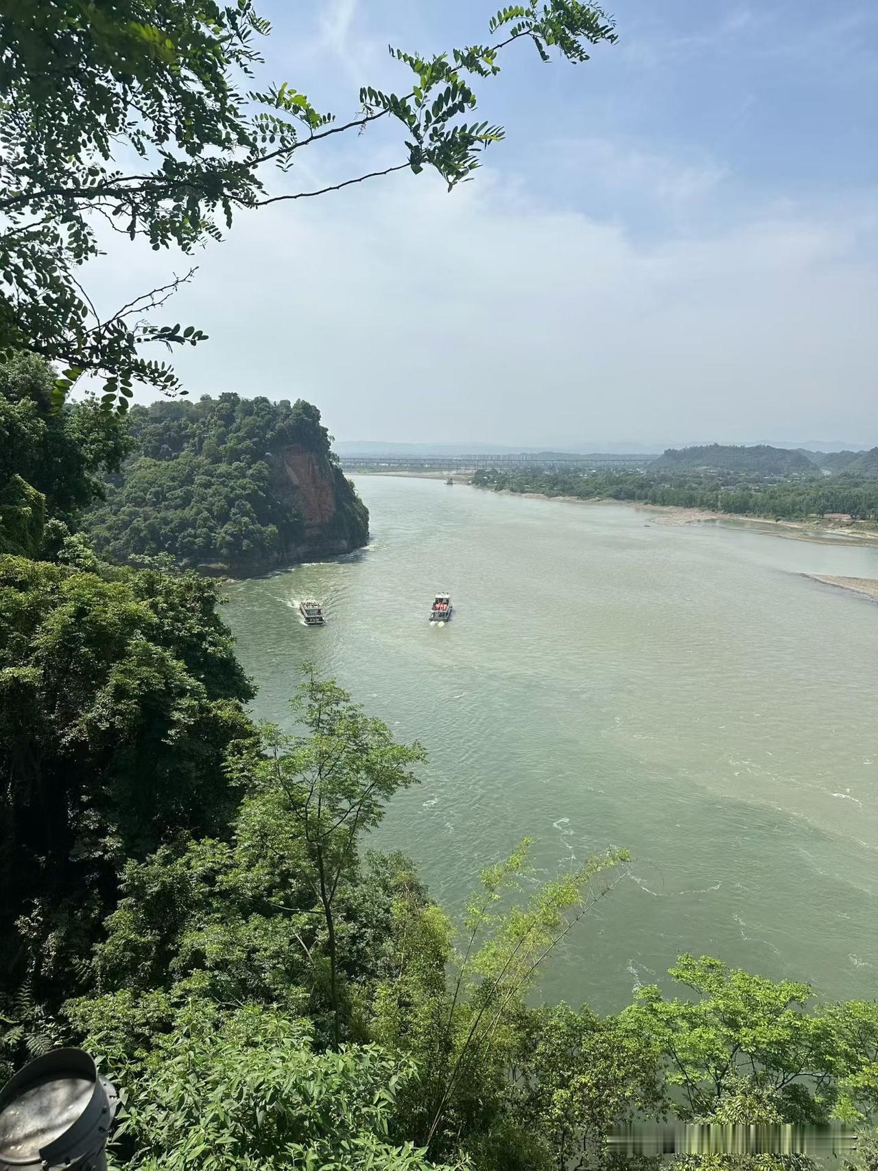 朋友的女儿今年27岁，大学毕业。几年前在网上认识了一个男孩，两人相谈甚欢，从网上
