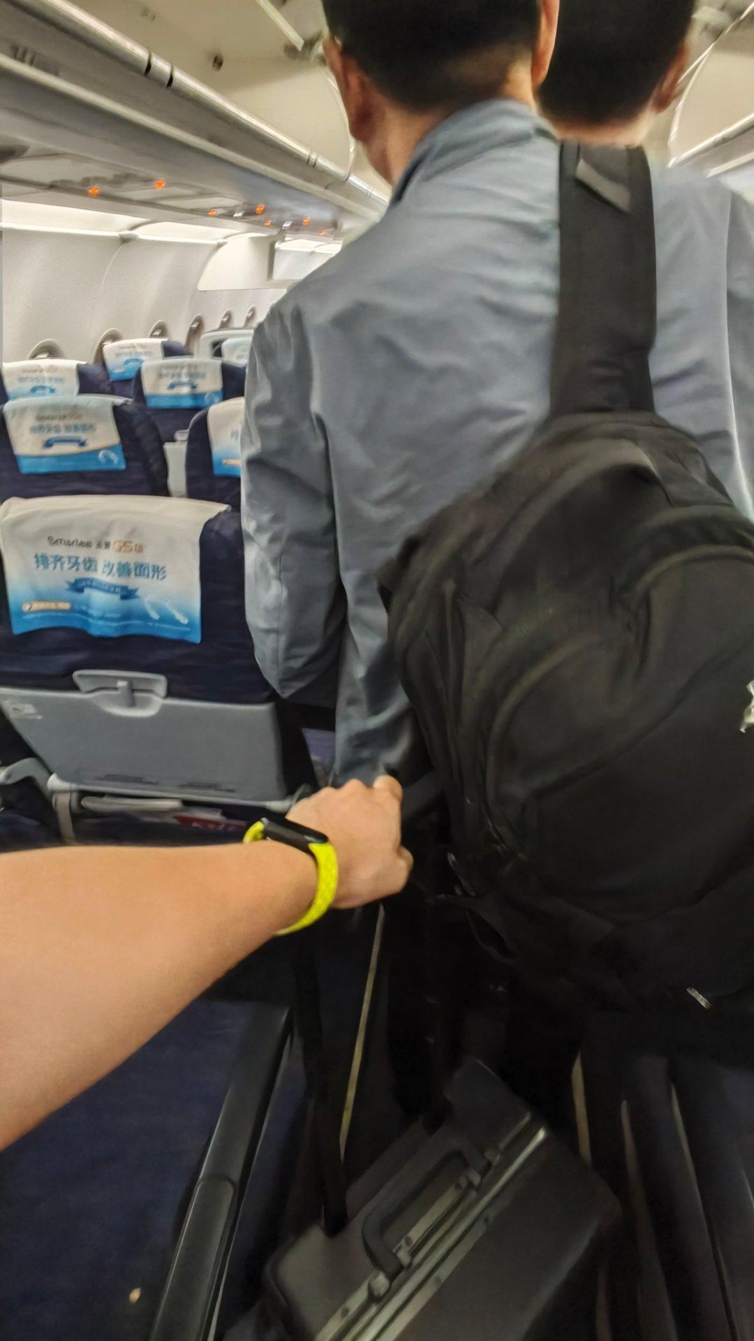 这是真的格格不入咯