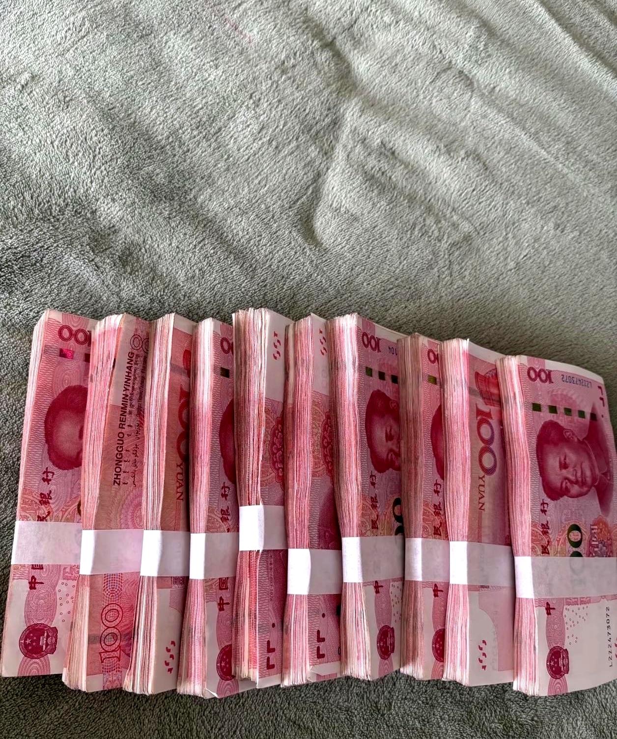 姐妹们，你们遇到过妈偷偷塞钱还不让老公知道的事儿吗？我妈今天把我拽进屋里，塞给