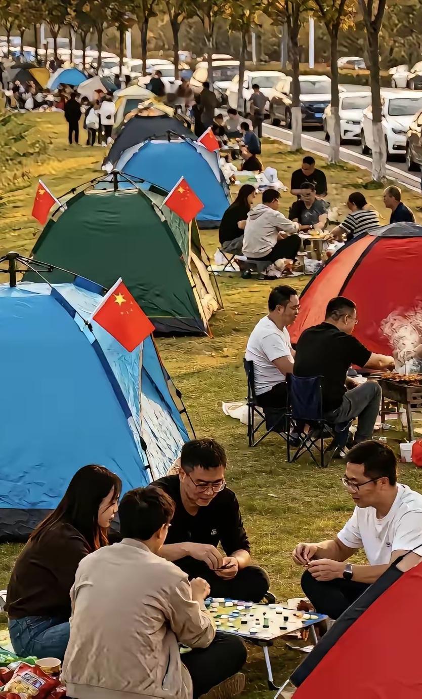 最让人担心的事还是发生了！现在出去耍，帐篷居然把酒店“挤”得没地儿站，这背后哪是