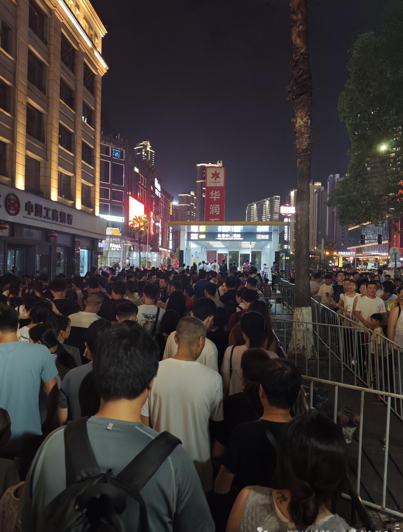 【南昌地铁2025国庆节南昌国庆烟花晚会鏖战下半场】网友：2025年10月1