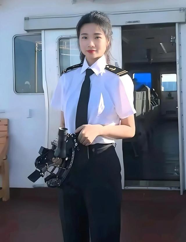 吴云云，1996年出生于安徽马鞍山，今年30岁，远洋货轮女大副，大学毕业就上船实