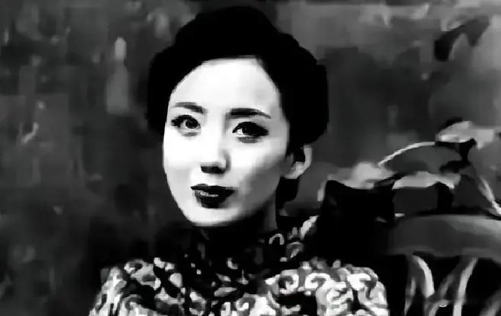 1922年，45岁的林桂生与黄金荣离婚后，带着5万大洋，直接住进了小弟杜月笙的洋
